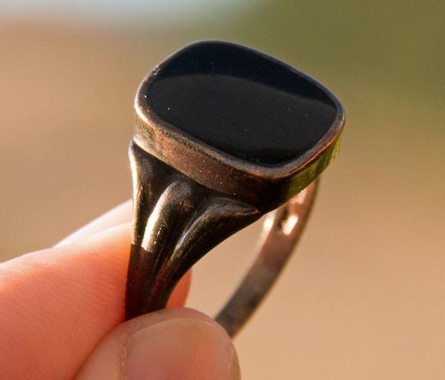 ring, Allan Faurskov med detektor ved stranden strandtur0006